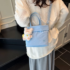 Sac fourre-tout bleu clair en toile avec pendentif lapin et bandoulière femme