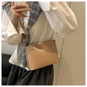 Détail du sac bandoulière en cuir kaki avec sangle réglable et garniture métallique