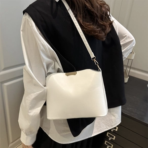 Sac à bandoulière blanc minimaliste en cuir avec sangle large et boucles dorées