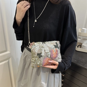 Pochette de soirée exquise à fleurs pailletées avec bandoulière chaîne dorée chic