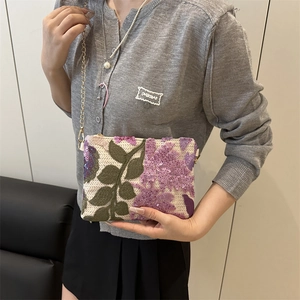 Pochette enveloppe tissée blanc cassé avec fleurs en paillettes mauves et broderies de feuilles