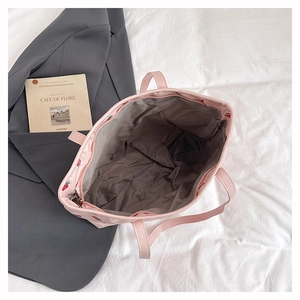 Vue intérieure du grand sac cabas fraises avec fermeture éclair et doublure grise