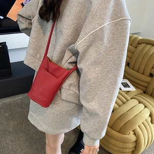 Borsa a tracolla porta cellulare in pelle rossa martellata con tasca frontale e cinturino fine