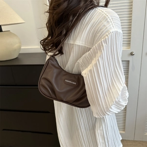 Braune Hobo-Tasche aus Kunstleder mit Faltenstruktur und Fashion & Bag Label für Damen