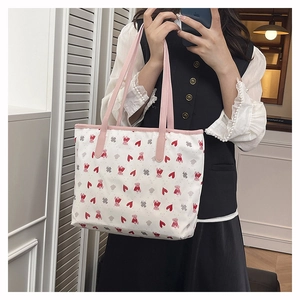 Vue détaillée d'un sac cabas blanc avec imprimés oursons roses et anses en cuir rose