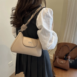 Elegante borsa beige sottobraccio con fiocco argento e tracolla intrecciata