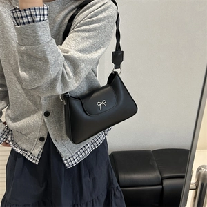Bolso de hombro de cuero negro para mujer con hebilla de lazo plateado y correa ancha