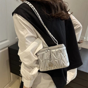 Mini borsa a scatola argento trapuntata con ciondolo a rosa e tracolla a catena