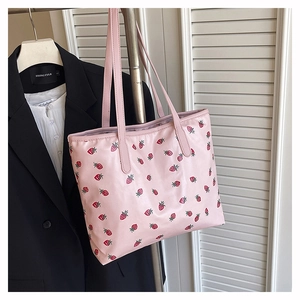 Détail du sac cabas rose avec motif fraises rouges et fines bandoulières