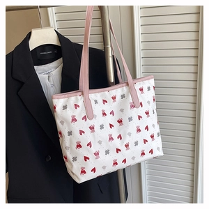 Détail du cabas blanc avec imprimés oursons roses et cœurs avec anses en cuir rose
