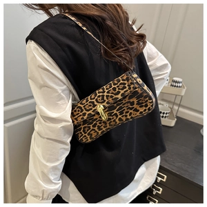 Detailansicht der Damen-Unterarmtasche mit Leopardenmuster und goldenem Metallschloss