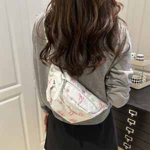 Bolso de pecho floral dulce con patrones de lazos rosas y cremallera de cuerda trenzada