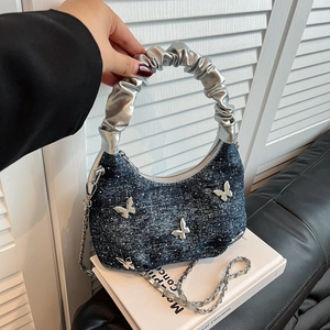 Sac Bandoulière Croissant en Denim Vintage Avec Décor de Papillon Métallique Poignée à Volants Chaîne Argentée pour Femme