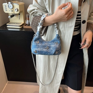 Sac hobo en denim bleu avec papillons argentés et anse plissée élégante avec chaîne