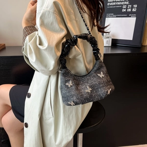 Sac hobo en denim gris foncé avec papillons argentés et poignée en cuir plissée
