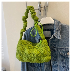 Detailansicht der hellgrünen gesteppten Puffy-Schultertasche mit geripptem Gurt