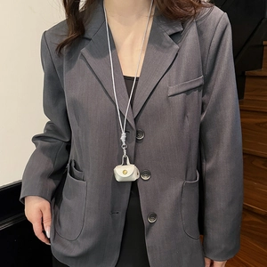 Mini portefeuille blanc en cuir avec bouton doré et cordon long porté en collier chic
