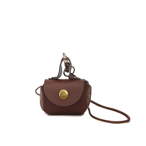 Mini pochette en cuir grainé marron pour écouteurs avec bouton pression doré