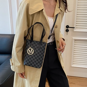 Retro monogram tote bag with gold M pendant and detachable strap for daily commuting