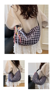 Detalle de bolso hobo de cuadros morados con colgantes y logotipo bordado casual