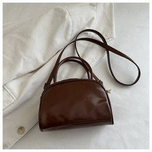 Gros plan détaillé d'un sac à main marron café avec texture cuir grain de litchi