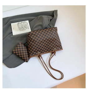 Dettaglio del set borsa tote a scacchi marroni con pochette abbinata con zip