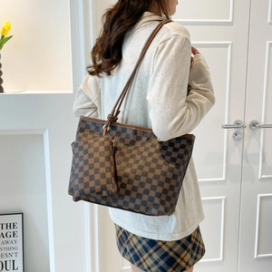 Set di due borse tote a scacchi marroni con pochette coordinata per donna