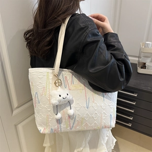Borsa tote bianca trapuntata con ricami a onde colorate e grazioso ciondolo a nuvola