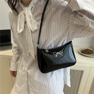 Glänzende schwarze PU-Leder Schultertasche mit goldener Schleife und Blumen-Zipper-Anhänger