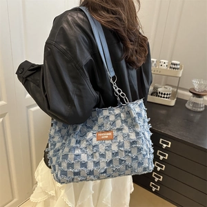 Blaue Denim-Tragetasche mit Karomuster, ausgefransten Kanten und silberner Metallkette