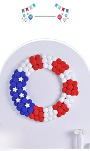 Gros plan d'une couronne de l'Indépendance en pompons rouges, blancs et bleus