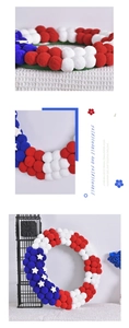 Détail de la couronne de pompons rouge, blanc et bleu avec étoiles pour l'Independence Day