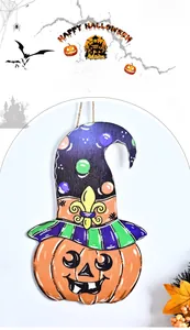 Détail d'un crochet de porte Halloween en bois avec citrouille et chapeau de sorcière
