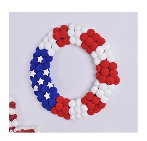 Vue détaillée d'une couronne patriotique avec des boules de feutre rouges et bleues