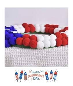 Gros plan d'une couronne de pompons rouge blanc bleu avec étoiles pour le 4 juillet