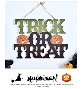 Détail d'une plaque en bois Trick or Treat pour Halloween avec citrouille et corde en chanvre