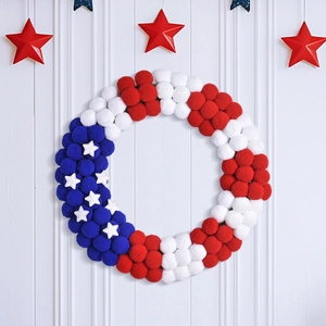 Couronne de pompons patriotique rouge blanc bleu avec étoiles blanches pour le 4 juillet