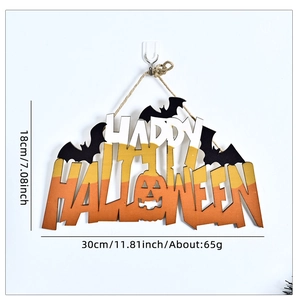 Détail de la suspension d'Halloween en bois avec motifs de citrouilles et trois chauves-souris