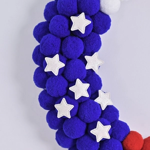 Couronne patriotique avec pompons rouge blanc bleu et étoiles blanches pour le 4 juillet