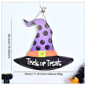 Détail de suspension de porte chapeau de sorcière violet avec texte Trick or Treat