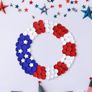 Couronne patriotique du 4 juillet en pompons rouges, blancs et bleus avec des étoiles