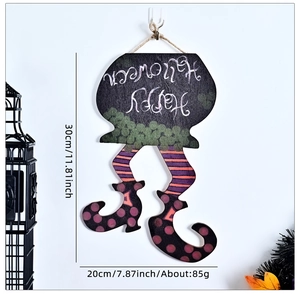 Détail de plaque en bois Halloween avec jambes de sorcière et dimensions indiquées