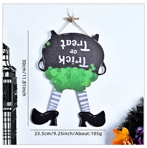 Détail du pendentif de porte chaudron de sorcière Halloween en bois avec Trick or Treat