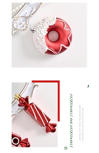 Détails d'ornements de Noël rouges en forme de donut et bonbon avec motifs blancs