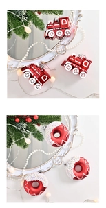 Détail de décorations de Noël rouges avec un mini train et un charm en forme de donut