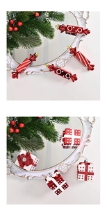 Détail d'ornements de Noël en forme de bonbon rouge et boîte cadeau avec paillettes blanches