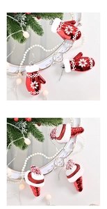 Détails d'ornements de Noël en forme de gant rouge et de glace avec décorations