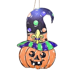Plaque de porte Halloween en bois avec citrouille peinte et chapeau de sorcier à étoiles