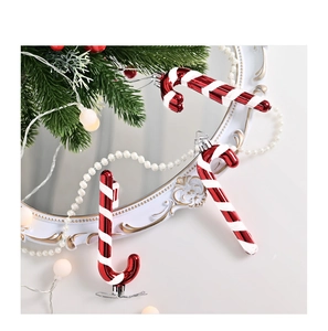 Gros plan de sucres d'orge rouges et blancs pailletés pour décoration de Noël