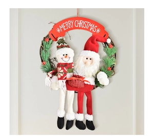 Gros plan d'une couronne de Noël rustique avec Père Noël, bonhomme de neige et signe